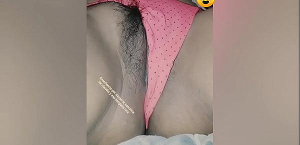  Claudia dormida con su tanga rosada y conchita peluda